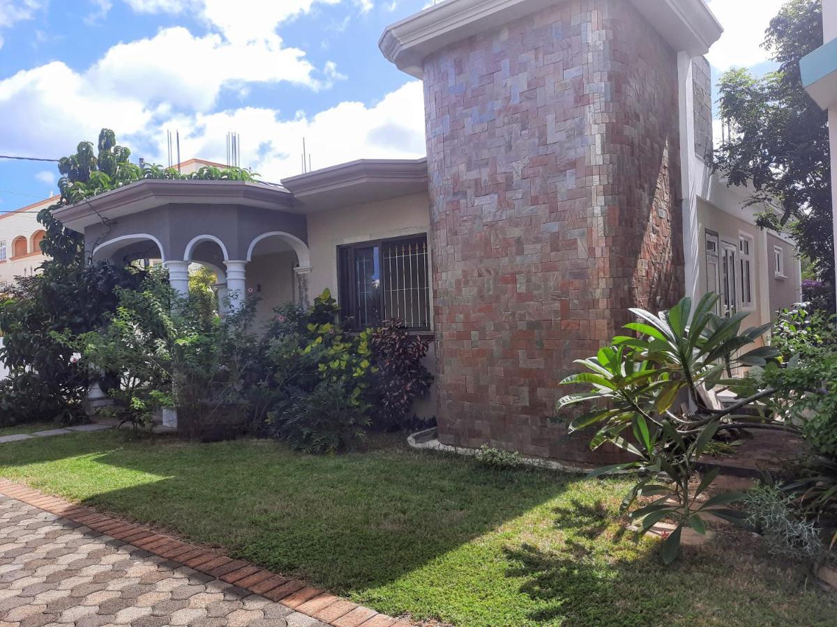 Cardamon Villa Is A 2 Bedroom With 1 Bathroom And Seperate Toilet Detached House With Ac And Swimming Pool , 5 Minutes Walk From Flic En Flac Public Beach Kültér fotó