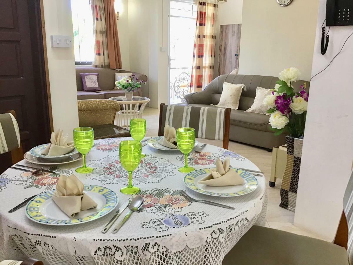 Cardamon Villa Is A 2 Bedroom With 1 Bathroom And Seperate Toilet Detached House With Ac And Swimming Pool , 5 Minutes Walk From Flic En Flac Public Beach Kültér fotó