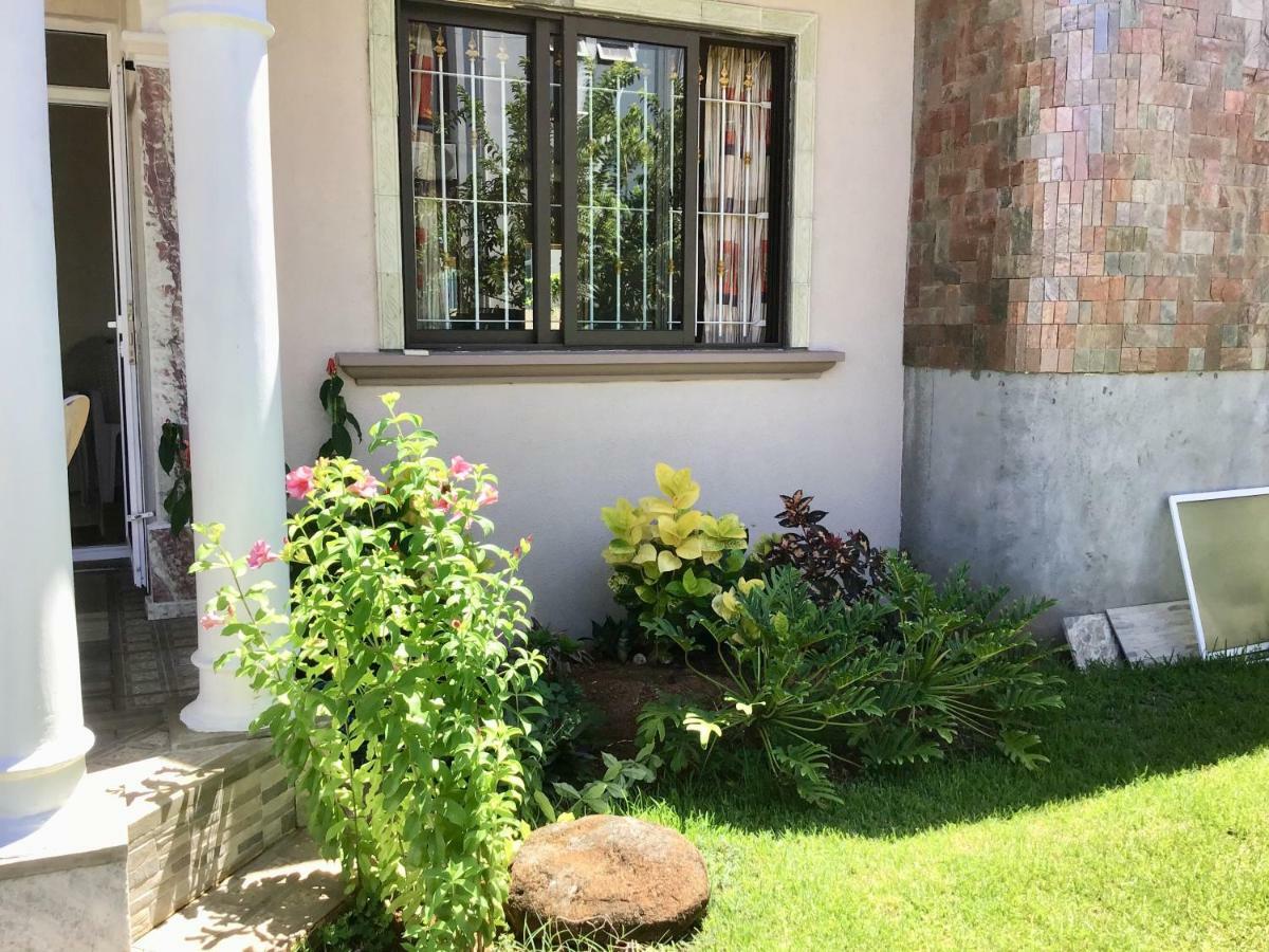 Cardamon Villa Is A 2 Bedroom With 1 Bathroom And Seperate Toilet Detached House With Ac And Swimming Pool , 5 Minutes Walk From Flic En Flac Public Beach Kültér fotó